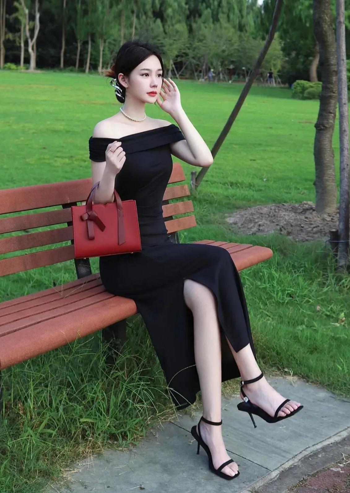 这套穿搭是优雅性感的黑红撞色轻礼服风，简约中带着高级张力。黑色一字肩长裙自带优雅