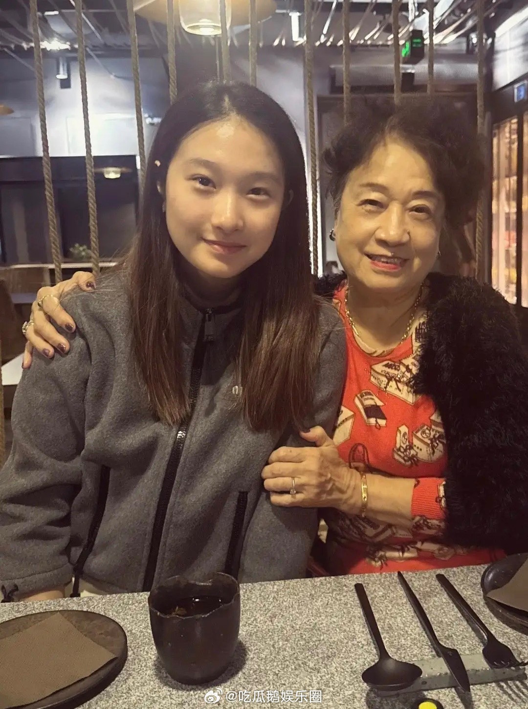 马伊琍女儿周末陪姥姥吃饭,17岁文君竹素颜像极了文章,祖孙俩同框十分有爱。