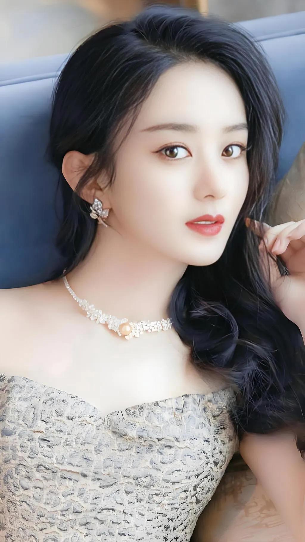 这姑娘好漂亮，妆容和配饰搭配得真棒！中国内地女演员