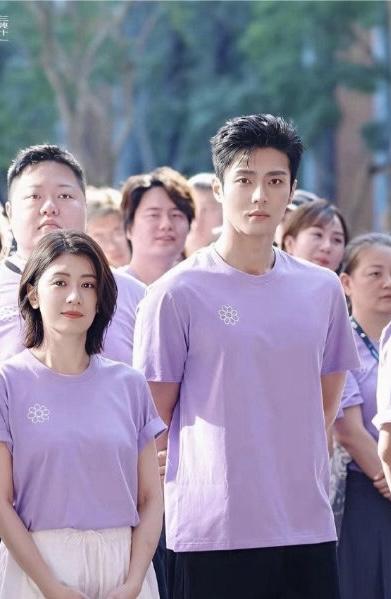 51岁的和28岁演上情侣还亲上嘴了，内娱能有多乱，大概就这么乱～内娱年龄差而