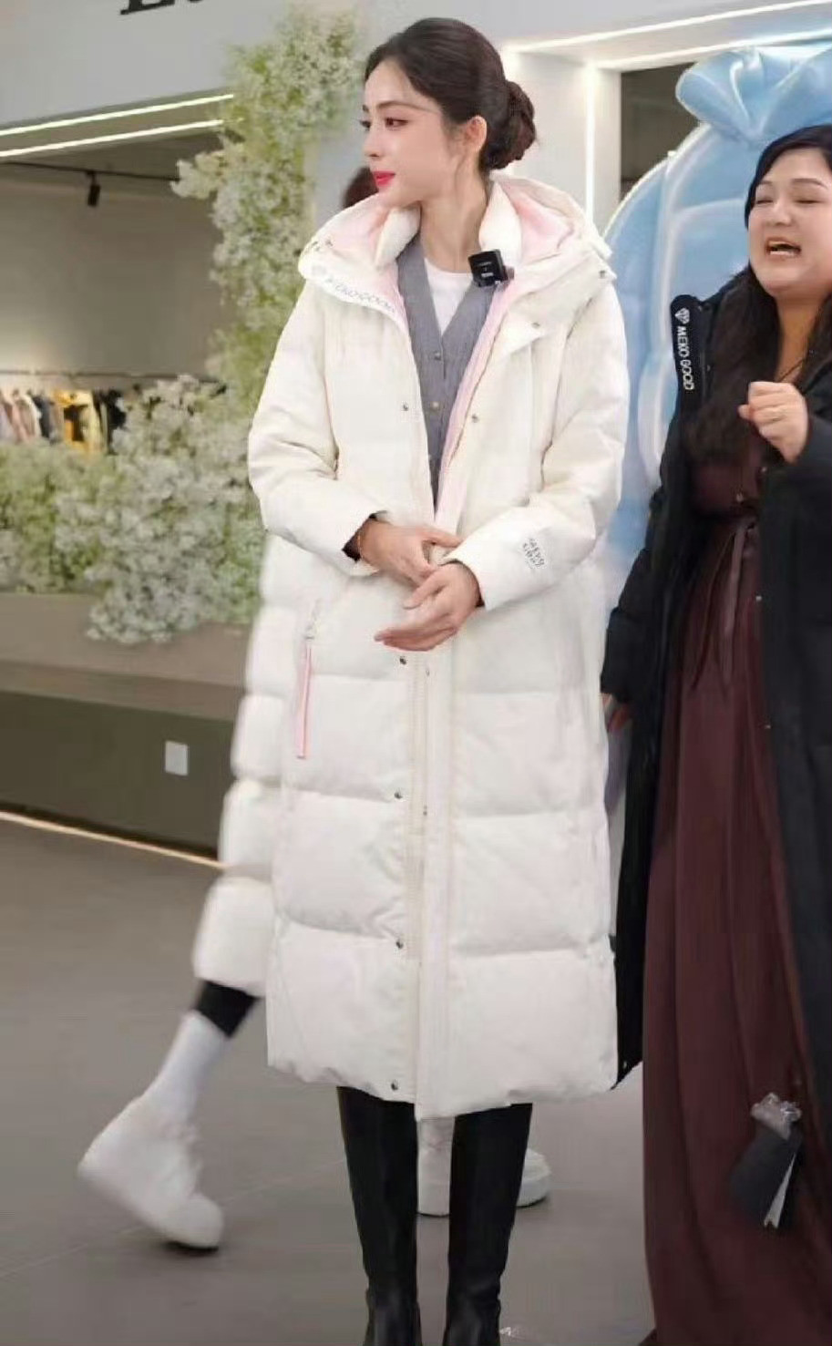 既然请到了娜扎就应该让边上模特离开，不然真的会对比很明显。。