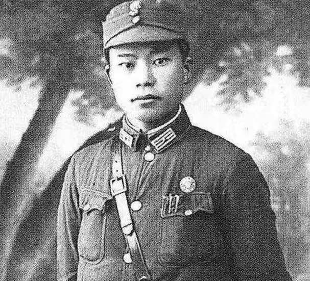 1940年延安，毛主席去食堂时，一个人拎着木棍朝毛主席后脑勺砸去，千钧一发之际，
