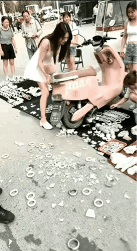 估计古董商笑死啦，三年没开张，今天终于有个大客户了！[捂脸哭][捂脸哭][捂脸哭][捂