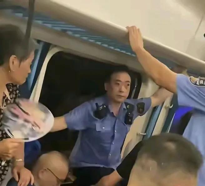 沪昆线上的客车脱线，停电停空调后，车内闷热，有的人已经说话没力气了，车厢内也有老