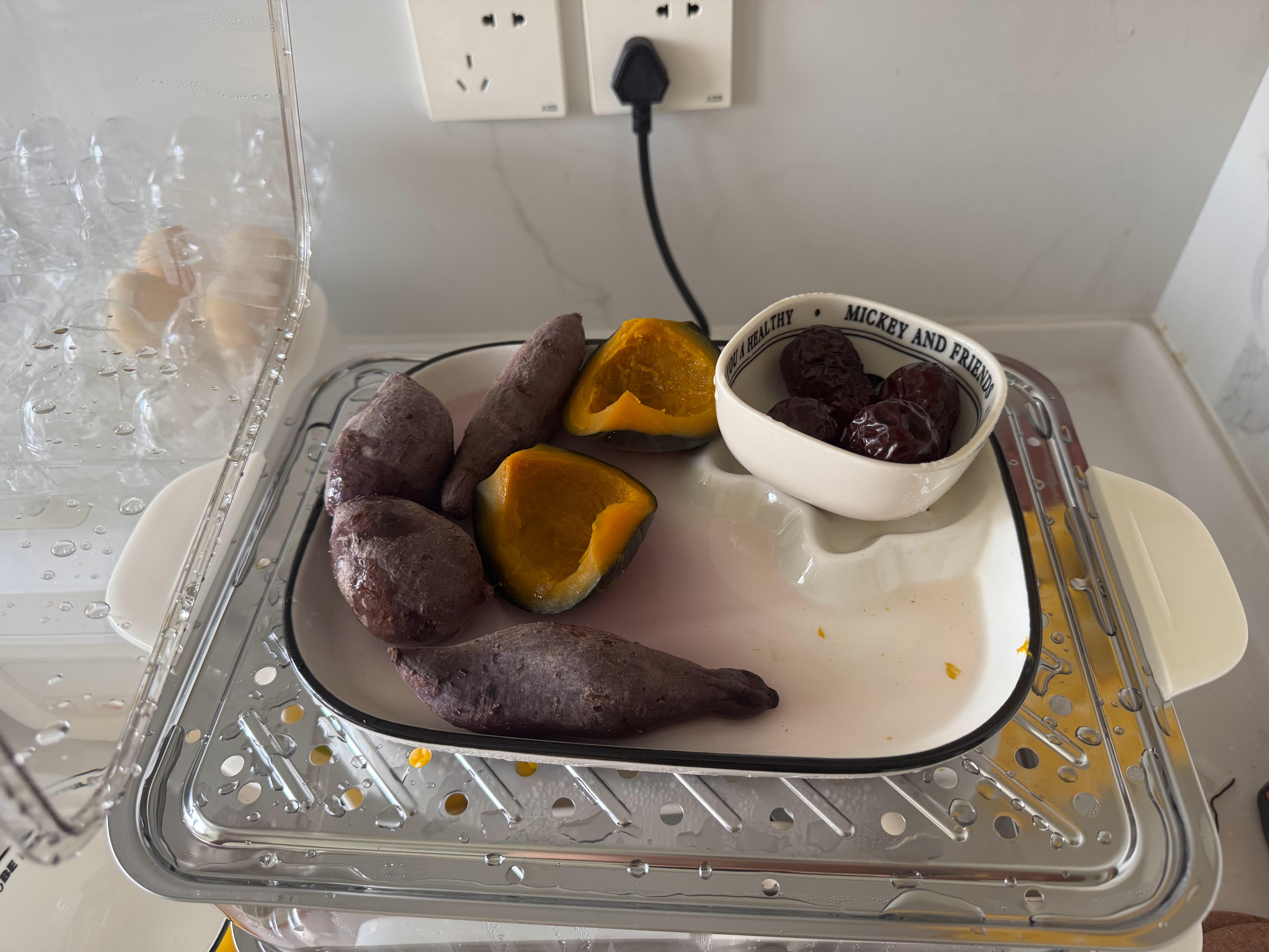 早上起来了…早餐也吃了拍完第一个图，然后手就被蒸汽烫伤了，火辣辣的，这