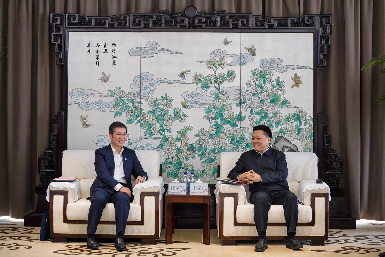 近日，江苏交控党委书记、董事长王先正与中石化炼油销售公司党委书记、董事任家军一行