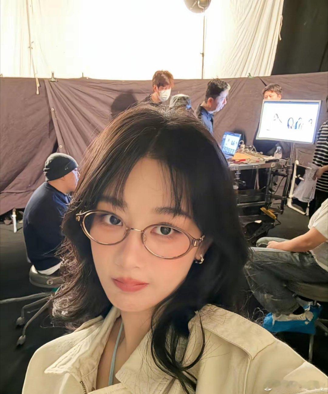 1月24日，杨紫请《玉兰花开君再来》全组吃铁锅炖，做铁锅炖的好像是杨紫爸妈！自从