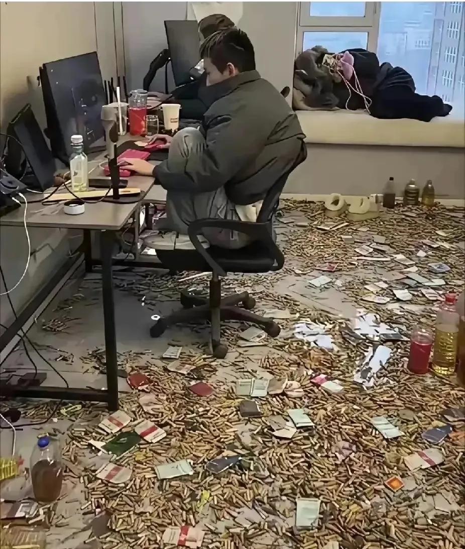 刷到两张图，看得令人人窒息。一间办公室，地上全是烟头，垃圾堆到看不见地板，有