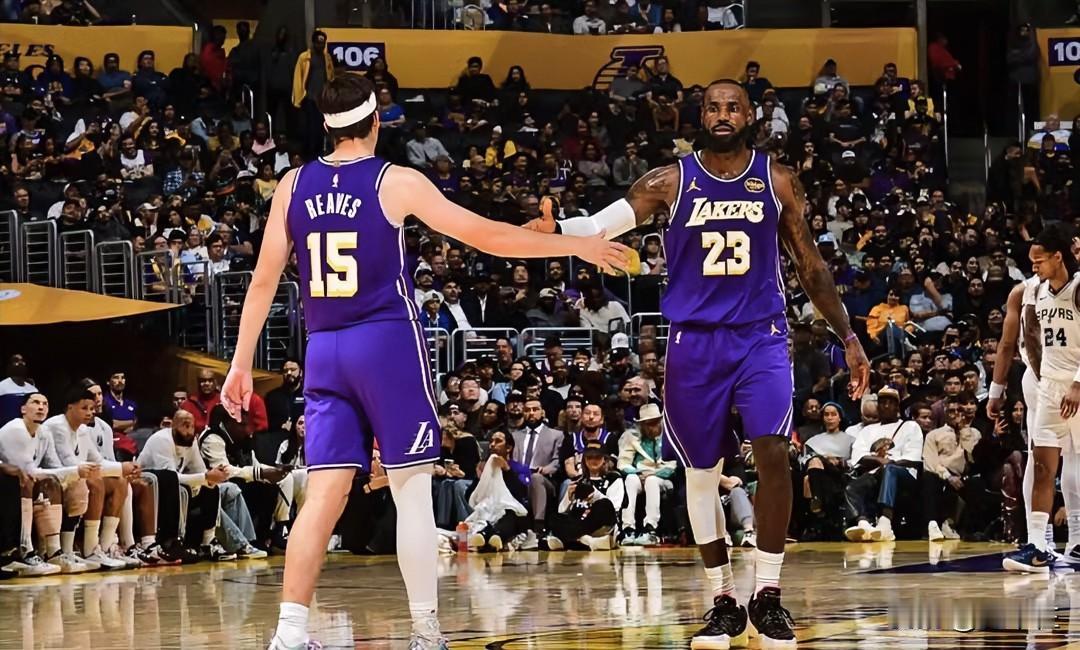 湖人输马刺暴露三个致命问题战绩虚高。湖人目前战绩主要依靠两个“率”支撑，一是