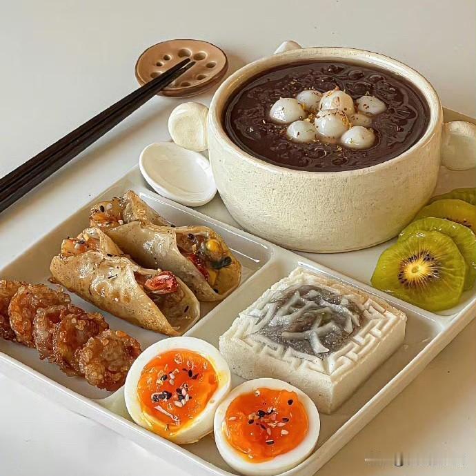 人间烟火，最抚人心。从一碗暖糯的红豆圆子，到一份鲜美的虾仁蛋卷餐，用热气腾腾的食