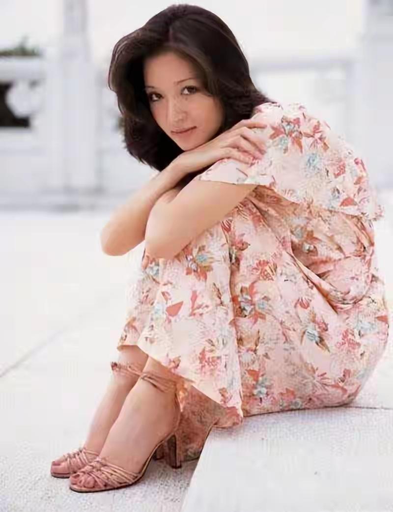 胡因梦当年是70年代台湾第一美人，颜值和林青霞齐名，灵气十足。她大学肄业、赴美