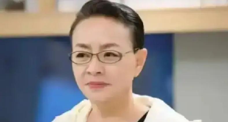 英达三年没给孙子一个钢镚儿，儿子巴图却在直播间狂卖827万！这反差太刺眼了。