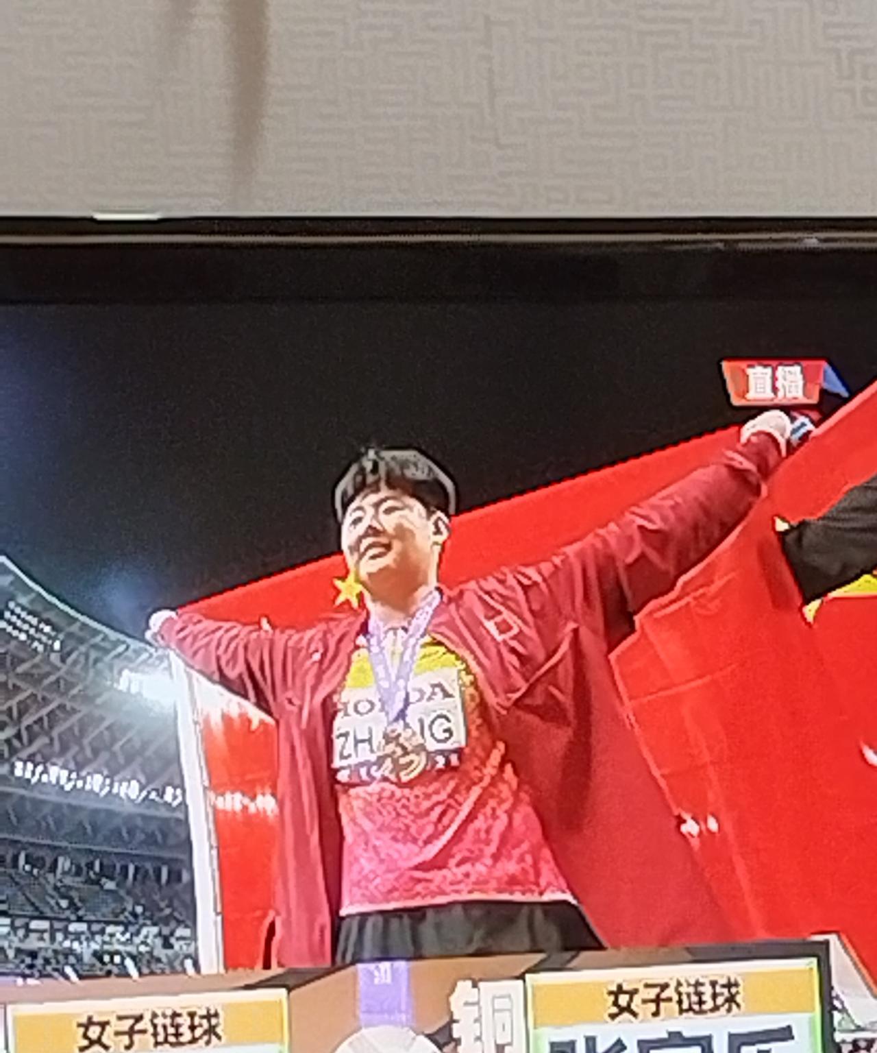 中国队终于获得奖牌了。东京田径世锦赛进入到第3天，中国女子链球运动员赵杰和张家乐