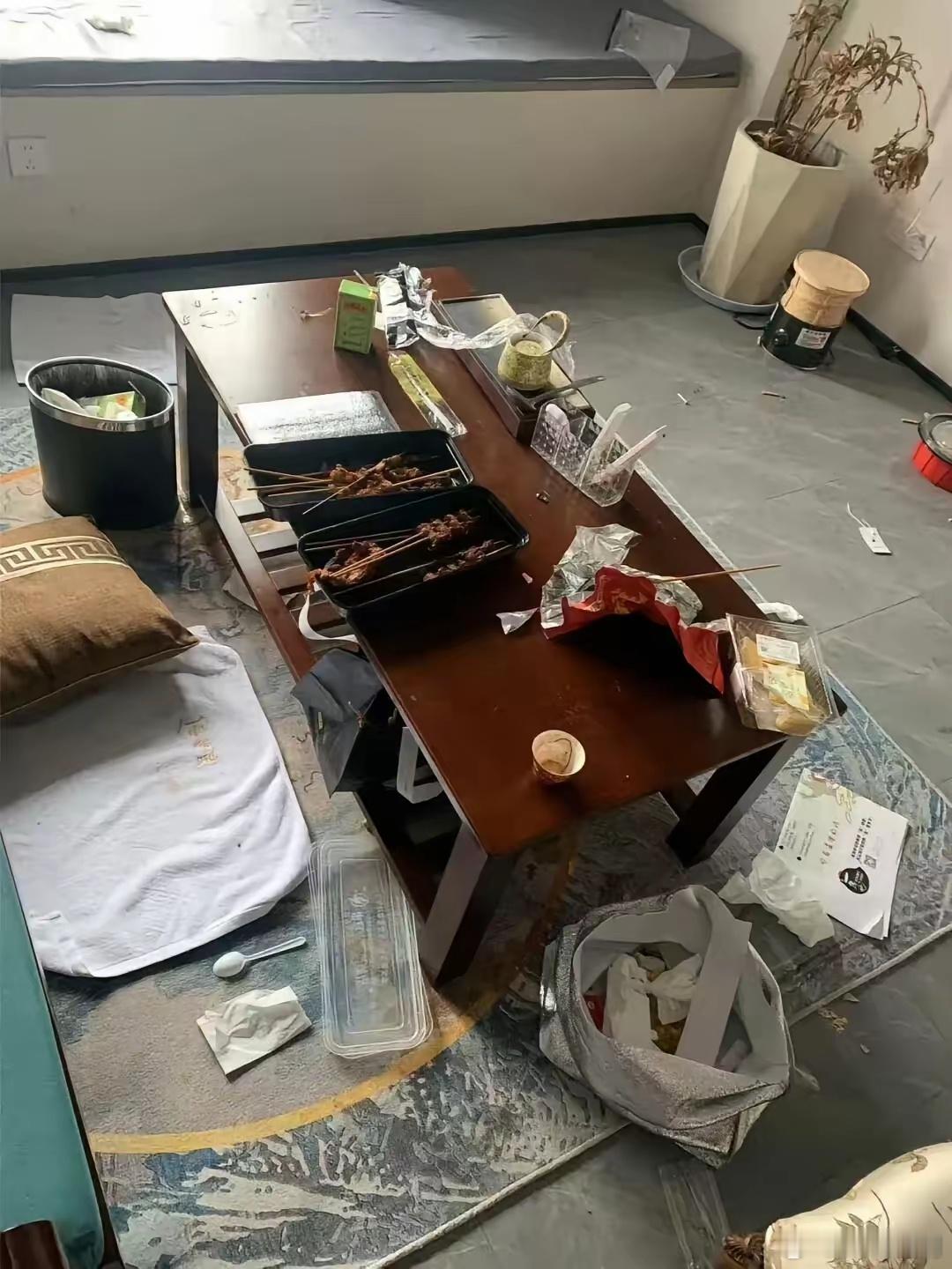 网友：县城小宾馆的现状，几十块的钟点房，费用还不够搞卫生的工钱。[汗][汗]