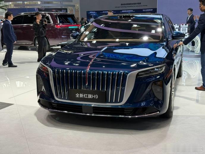 当东方雅致遇上豪华气场，红旗H9用实力重新定义中国品牌旗舰高度。5137mm修长