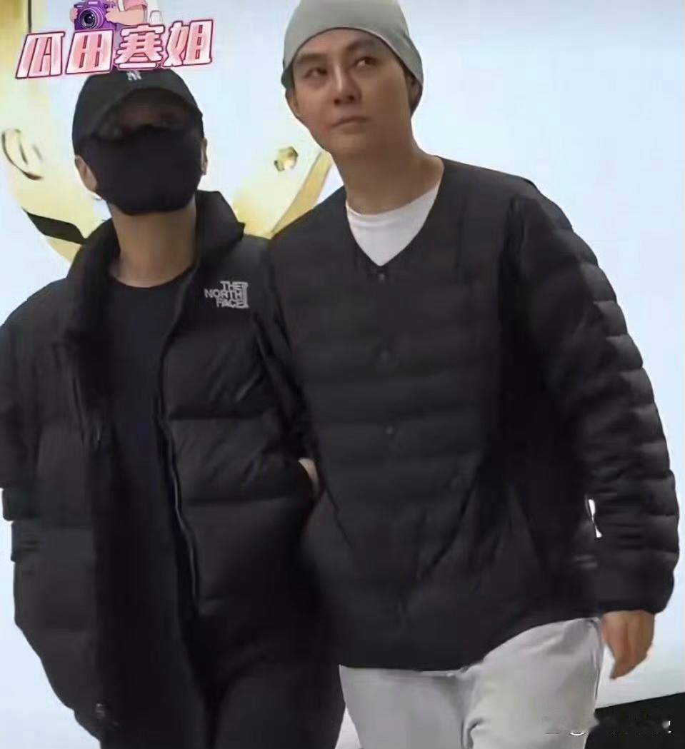 阿娇钟欣潼跟皇甫圣华挽手逛大街，阿娇可痴情了，一直就稀罕陈冠希这款。