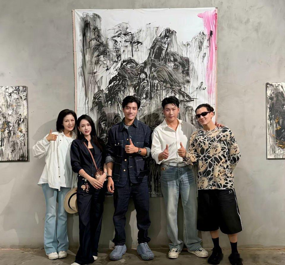 你还别说，艾伦在一众上了年纪的明星当中，颜值和气质都能凸显出来了。看着比陆毅还高