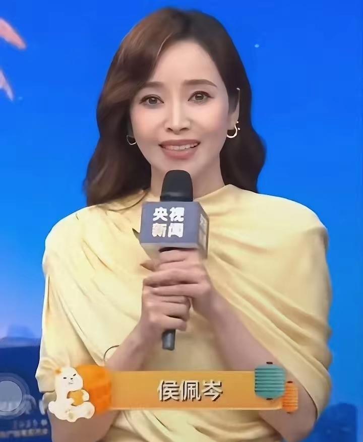 侯佩岑主持央视秋晚，真印证了多读书太重要！今晚她在台上又温婉又大气，普通话超标准