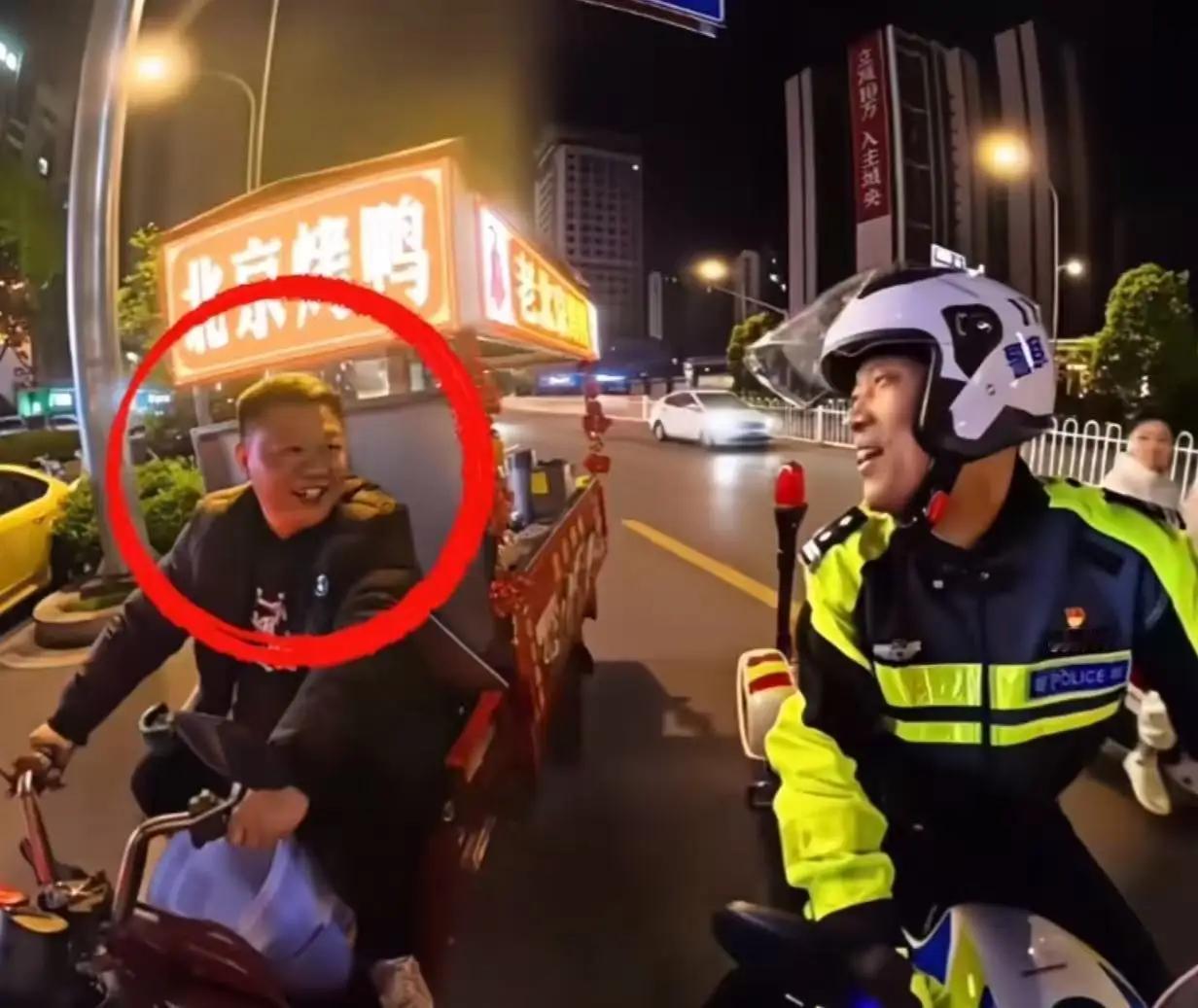 这位交警火了！深夜，摊贩大哥收摊后，没有戴头盔，骑着电动三轮车回家，没想到遇上巡