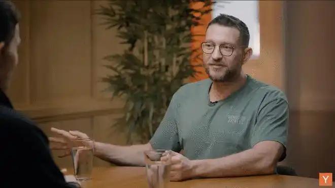 “鹅厂门口近千人排队装的‘龙虾软件’，到底是啥神仙产品？创始人彼得・斯坦伯格凭啥