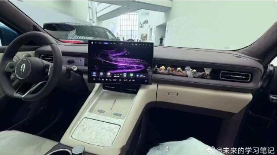 今日有博主曝光了问界M6的实车内饰！新车将提供紫慕白双拼内饰色，而最吸引人的是两