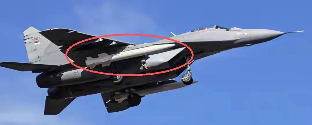 欧洲军圈直接看懵了！武契奇藏了半年的压箱底秘密曝光，塞尔维亚俄制米格-29战机，