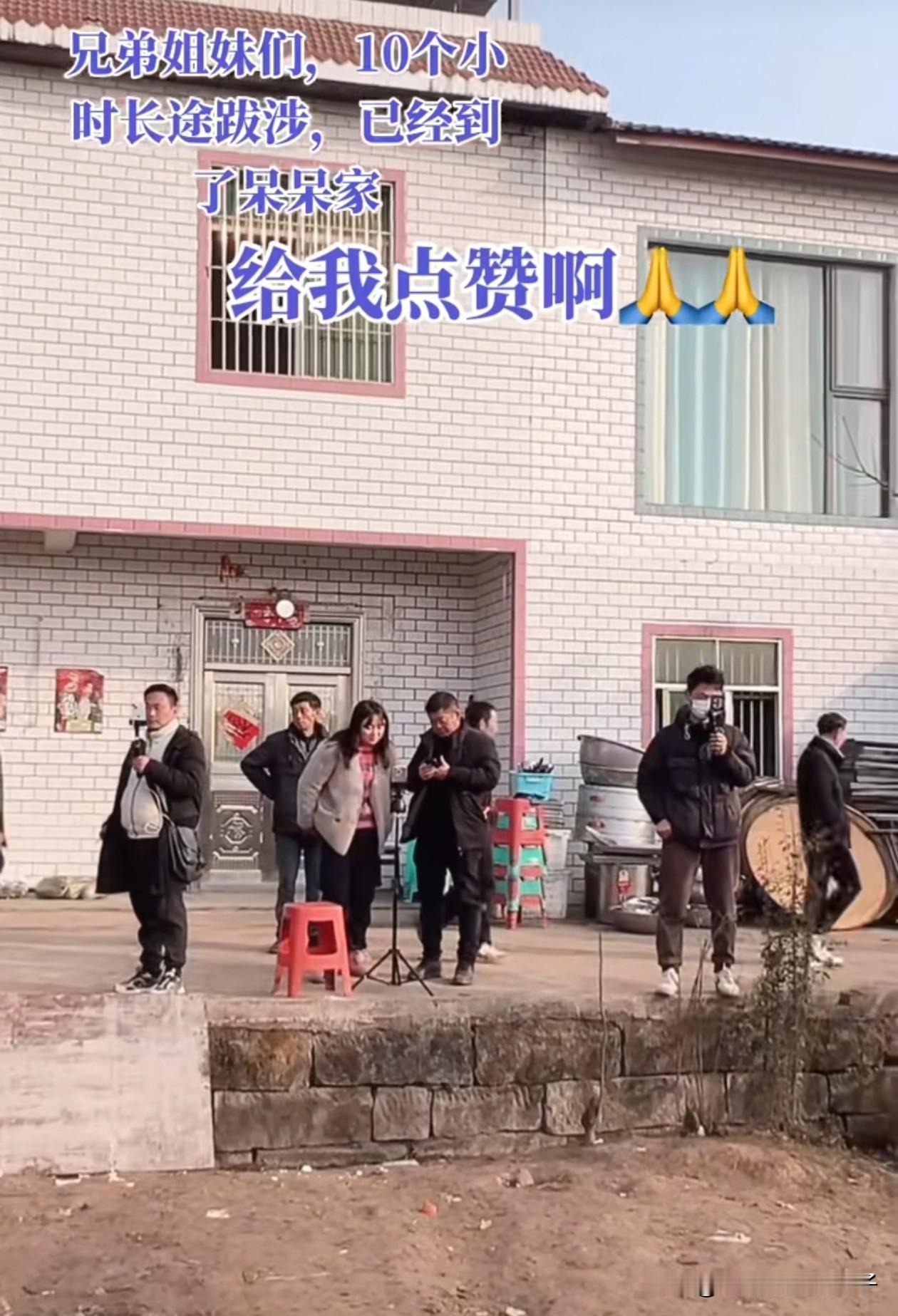 这场杀猪宴已经有点变味了！13号一大早呆呆家又围满了人，吓得呆呆只能把大门紧