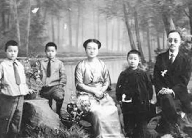 1924年，44岁的章士钊再次偷偷爱上一个歌女，后高调同居。妻子吴弱男知道后，带