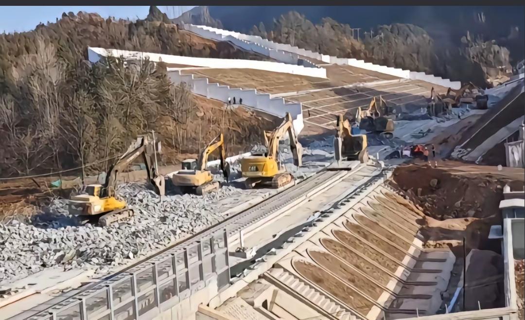 西十高铁山阳段正在进行部分轨道拆除作业！原本这条线路计划于2026年6月通车