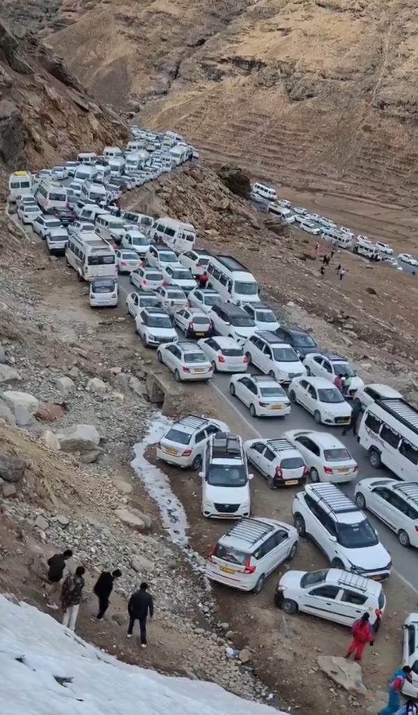 这堵车可不是在城市道路上，而是在喜马偕尔邦罗唐山口。还没下雪，也没放假，但交通依