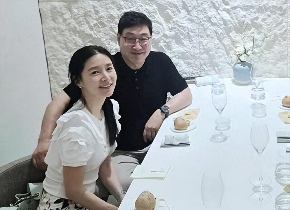 真没想到，前阵子看到李英爱和朋友聚餐的近照，直接被她身边的老公给惊艳到了！谁能
