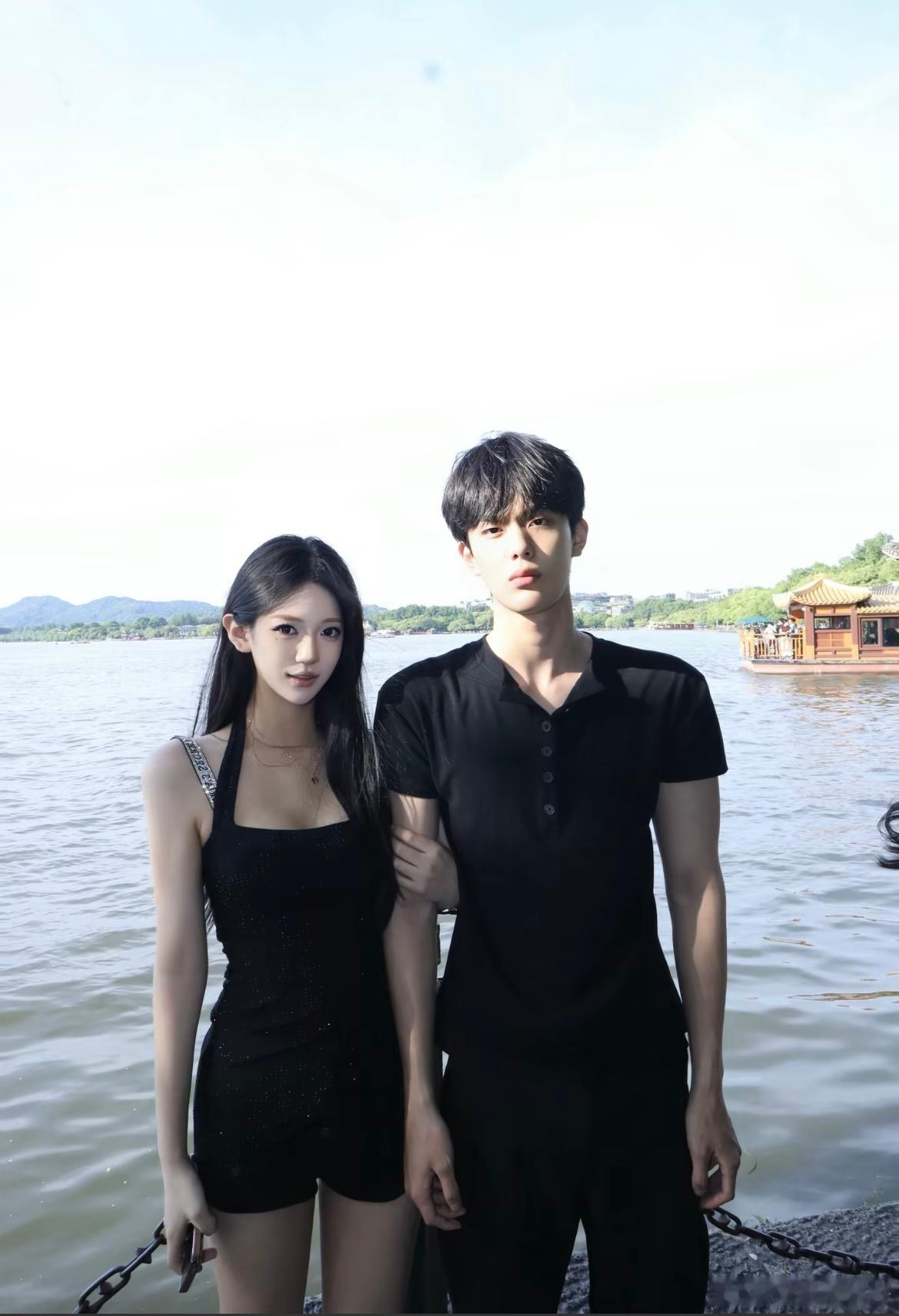 和喜欢的女孩一起游湖啦