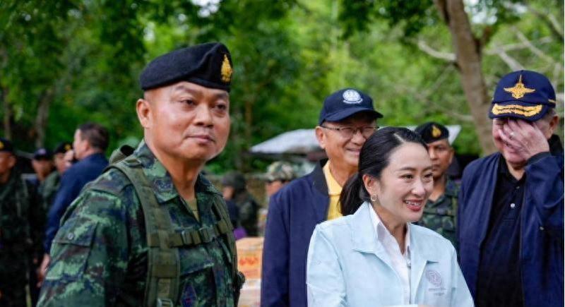 别再拿“民主国家总理遇到危机”这种模板来套泰国政坛了，佩通坦的麻烦，不是因为她搞