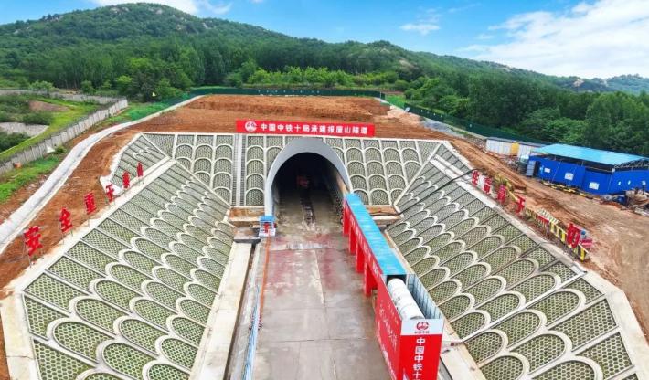 潍宿高铁青岛连接线：报屋山隧道贯通5月23日，潍宿高铁至青岛连接线项目的关键控