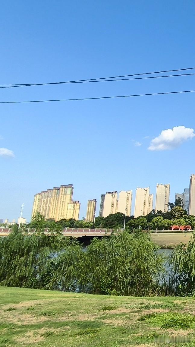 随着冷空气进一步南下蔓延，各地一早一晚凉意陡增。南京今天也降温了，最高温度29度