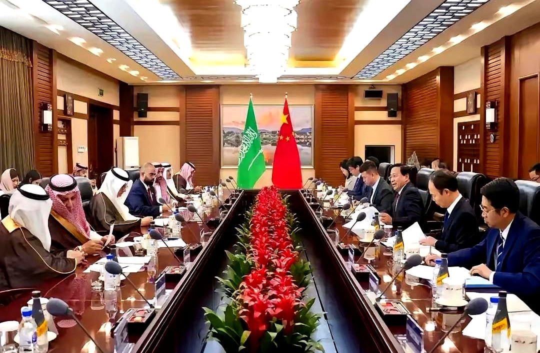 六千亿美元对二百多亿人民币，这比例，怎么看都像土豪买完飞机顺便买了瓶矿泉水。重点