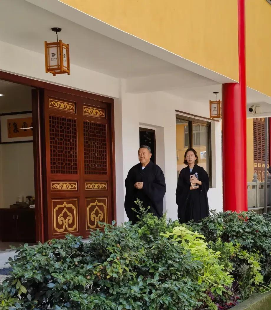 72岁的曾志伟最近又在杭州寺庙“刷屏”了！8月1日，有网友在灵隐寺附近偶遇他穿着