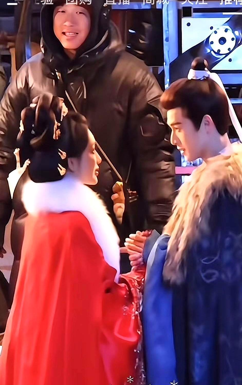 剧组停工了，就为围观李昀锐给孟子义捂手。你敢信吗？导演没喊卡，摄像机也停了