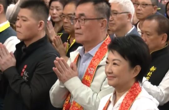 台中市长卢秀燕今天下午2点特地陪同李四川前往板桥慈惠宫参拜，拉抬声势。卢秀燕致词