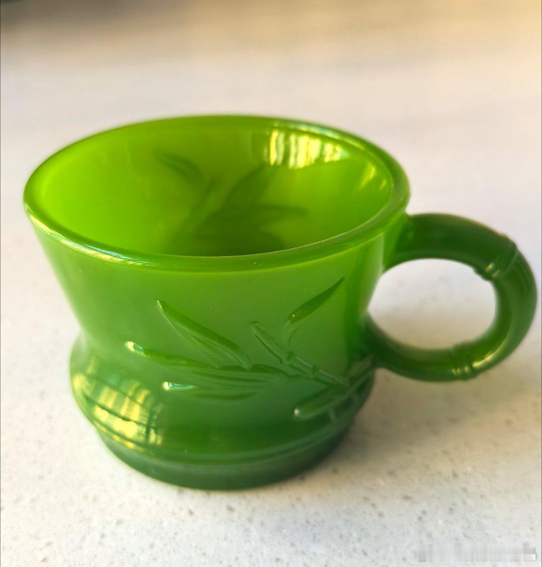 一个和田玉杯子，好油好润好细腻。