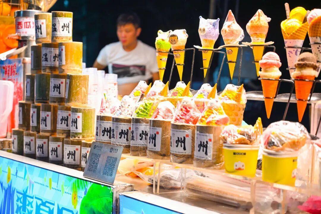 泰顺湖畔市集湖光配小吃，苍南老牌灵溪夜市摊位密集美食齐全，龙港龙虹夜市汇聚各地风