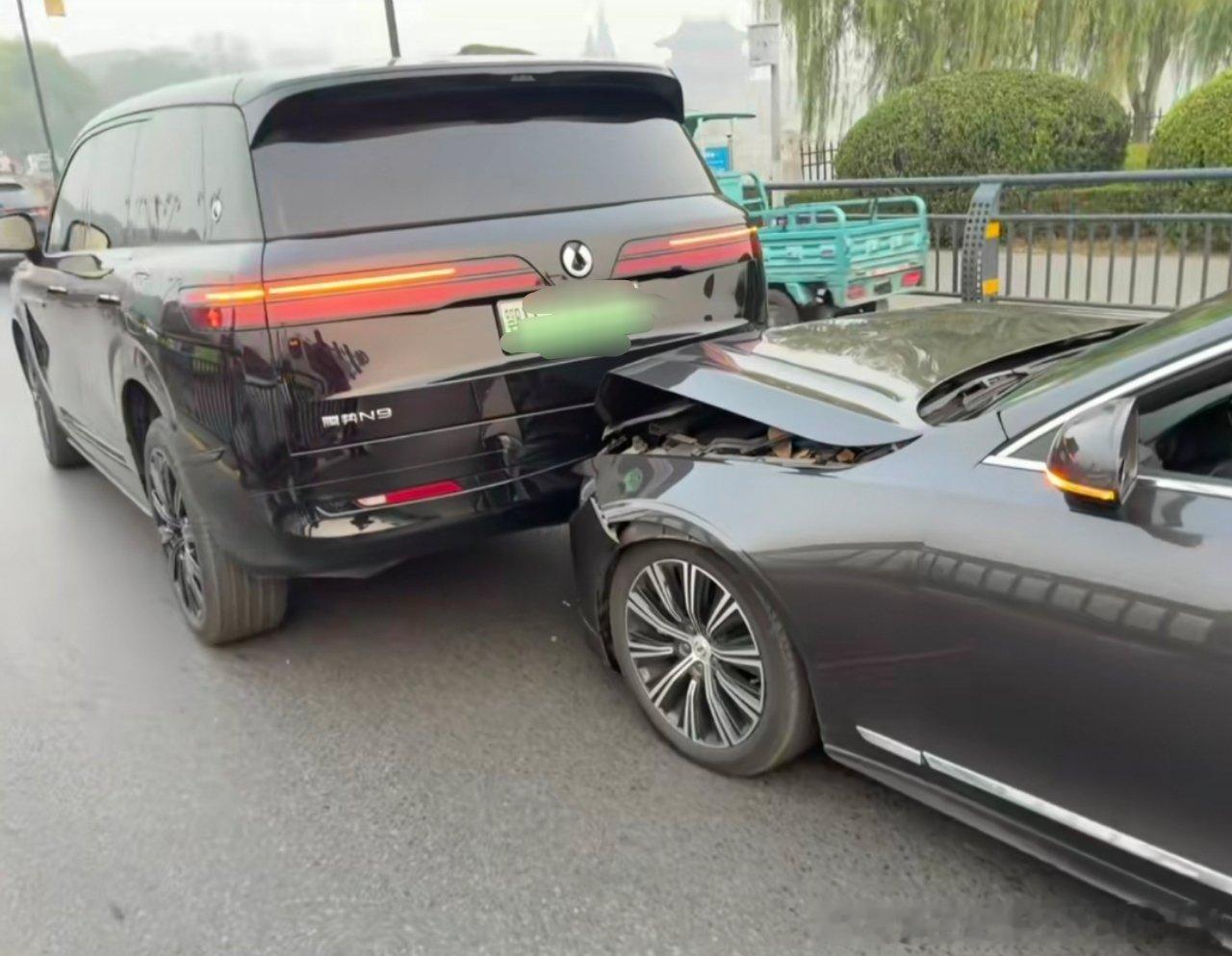 腾势N9被燃油车追尾事故一则