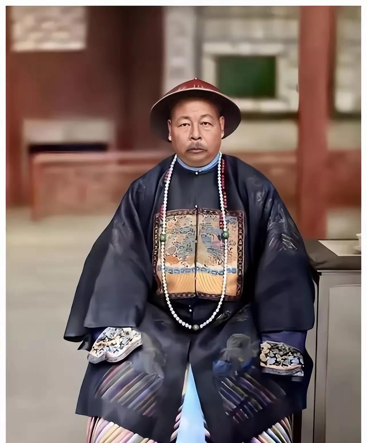 我一直以为左宗棠大人应该是长脸，没想到他竟然是圆脸。以前总听人说长脸有威严，大