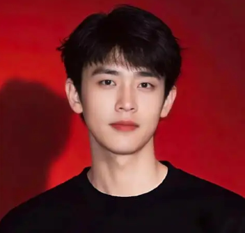 王天辰1993年2月4日出生于北京毕业于上海戏剧学院表演系。他出身部队大院，从