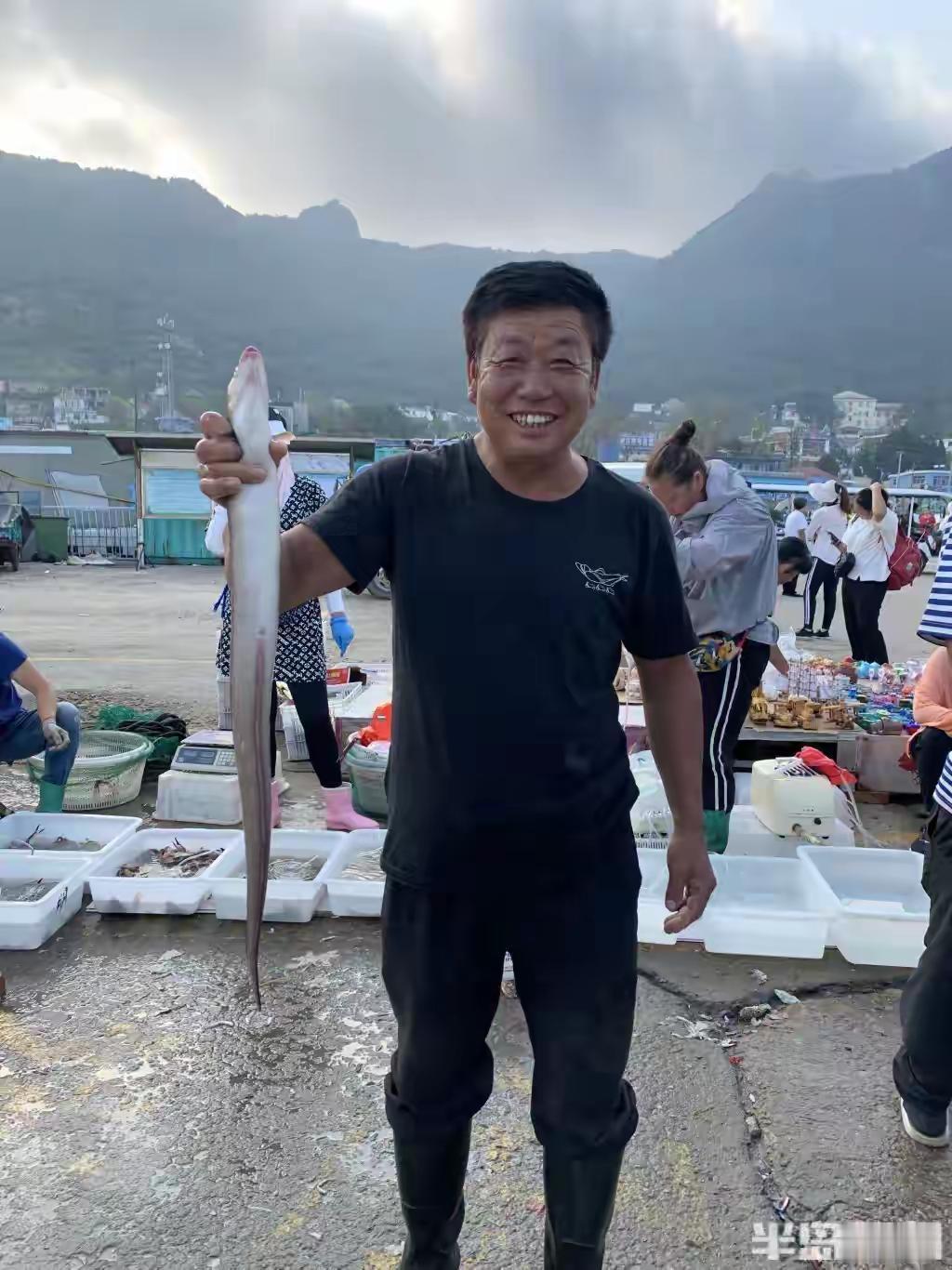 青岛灵山岛六旬夫妻凌晨3点搏浪撒千钩！一船鳗鳞鱼背后藏着你不知道的海上人生（
