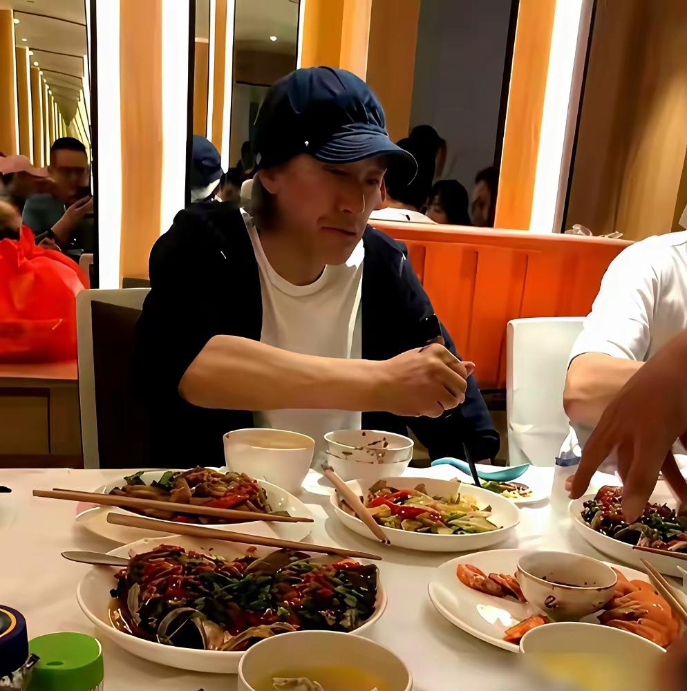 周星驰去梁朝伟家里吃饭，两个人坐在一张餐桌之上，全程几乎一言不发，场面一片死寂。