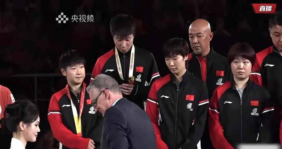 徐瑛彬把金牌挂在训练馆的挂钩上。不是摆进玻璃柜那种显眼位置。他盯着挂钩看了三