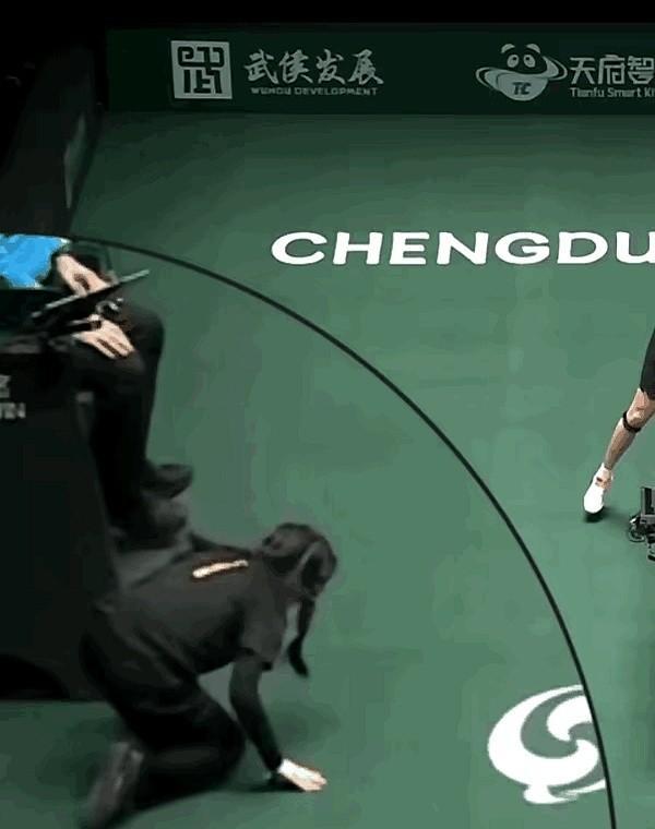 冠军在台上厮杀，全网却在热搜她爬行的膝盖。专业球童小豌豆她不是选手，却让孙颖