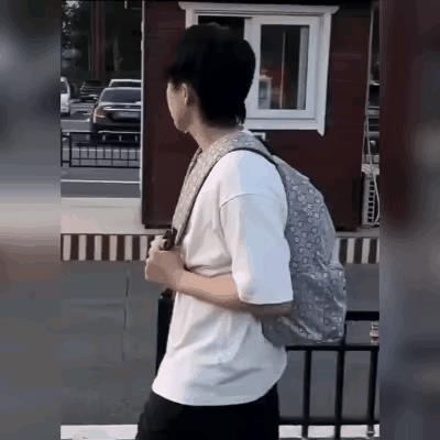 王楚钦，主打一个任性！明明有大G不坐，让牛牛开着草莓熊坐副驾，他自己背着双