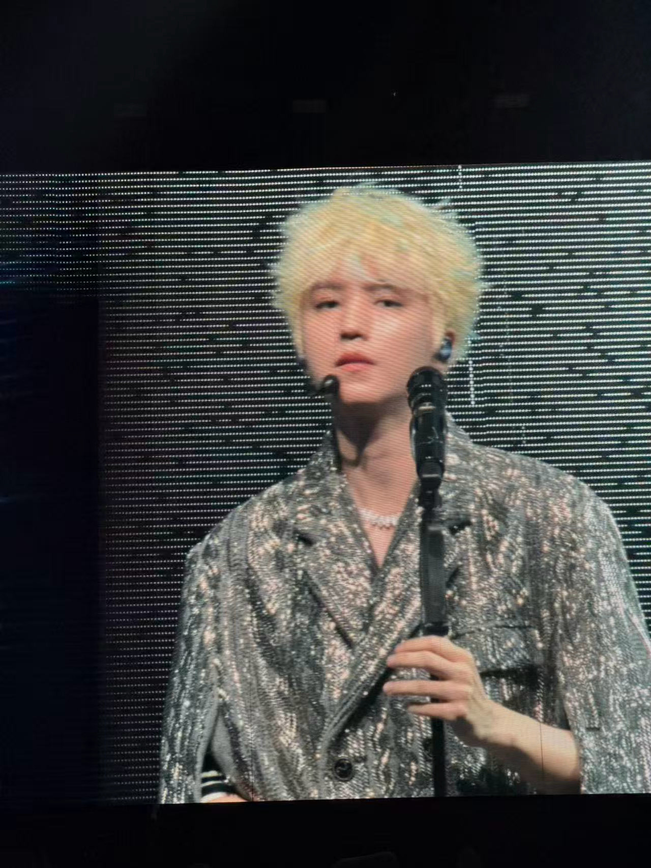 卧槽王俊凯今天发型是彩色卷毛！！王俊凯当潮汐漫溢巡回演唱会
